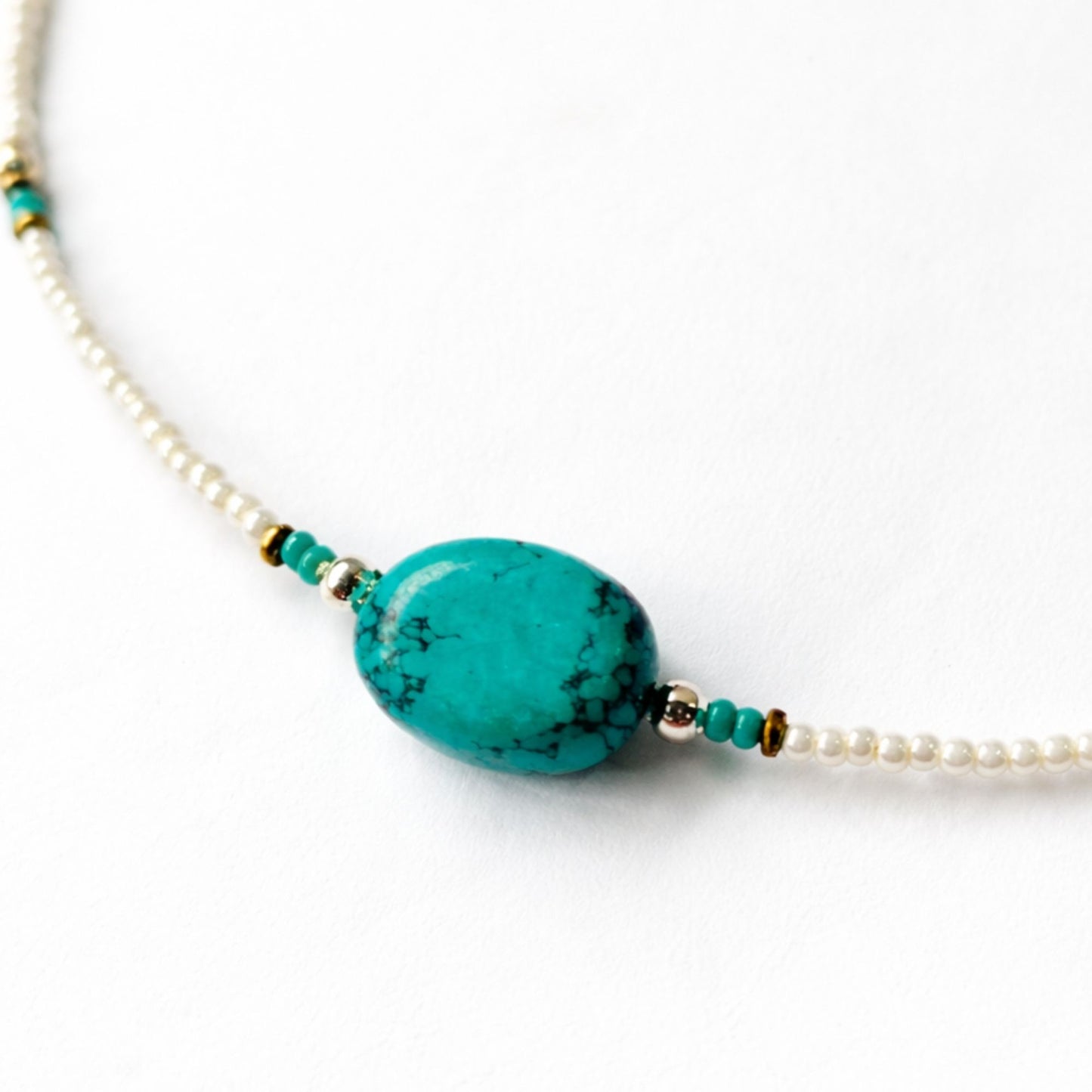 Collier Sérénité de l'Anapurna – Howlite Blanche & Turquoise du Népal