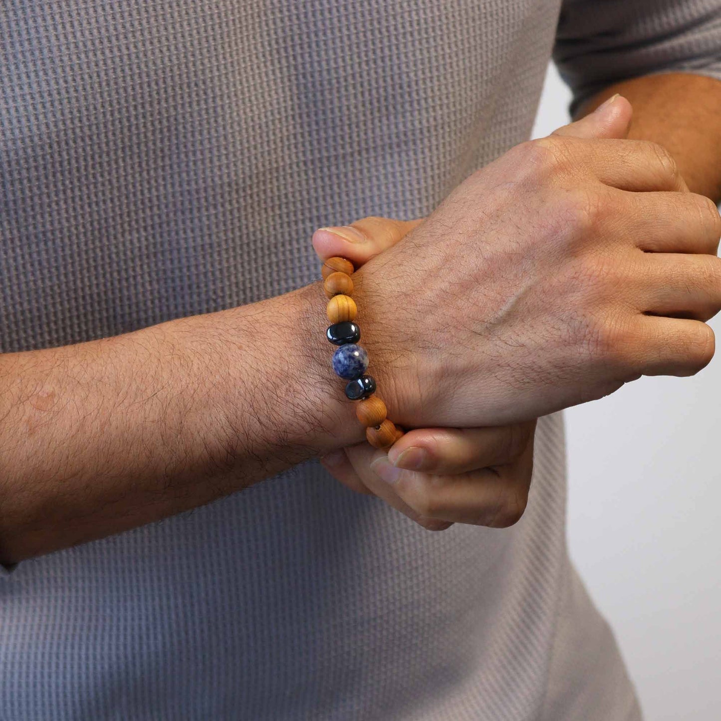 Le Bracelet Voix de Patan Bois de Cèdre & Sodalite Intuitive