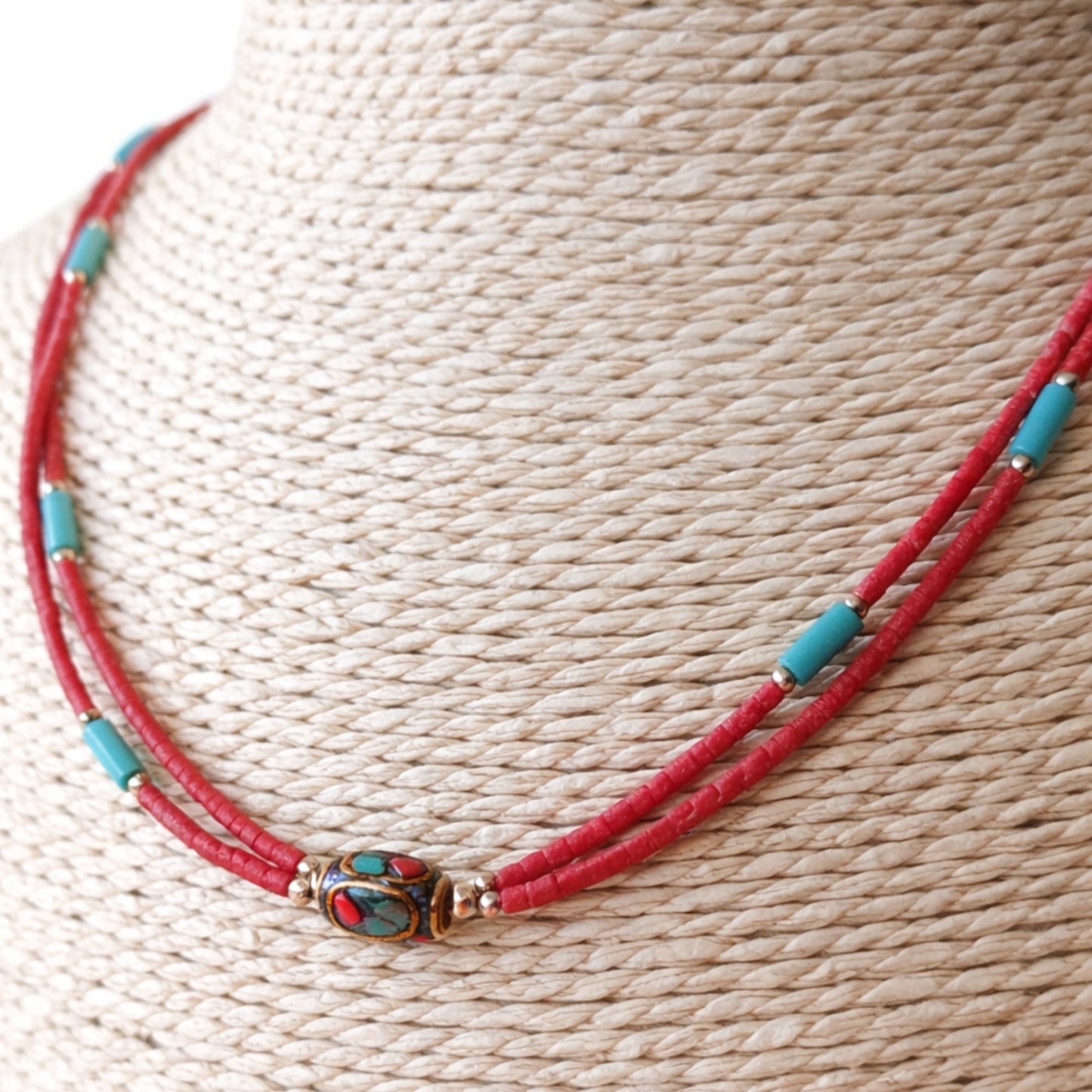 Collier Double Rang Souffle de Katmandou – Turquoise & Corail en Acier Inoxydable