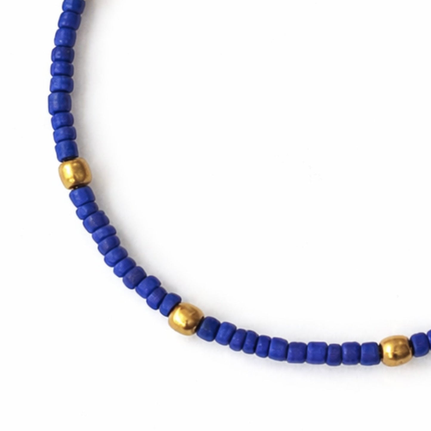 Chaine de cheville Aube Dorée Howlite Blanche & Laiton Népalais
