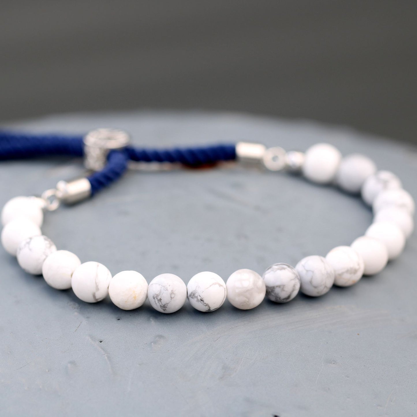 Le Bracelet Sérénité d'Azur Howlite Blanche & Cordon Bleu Marine