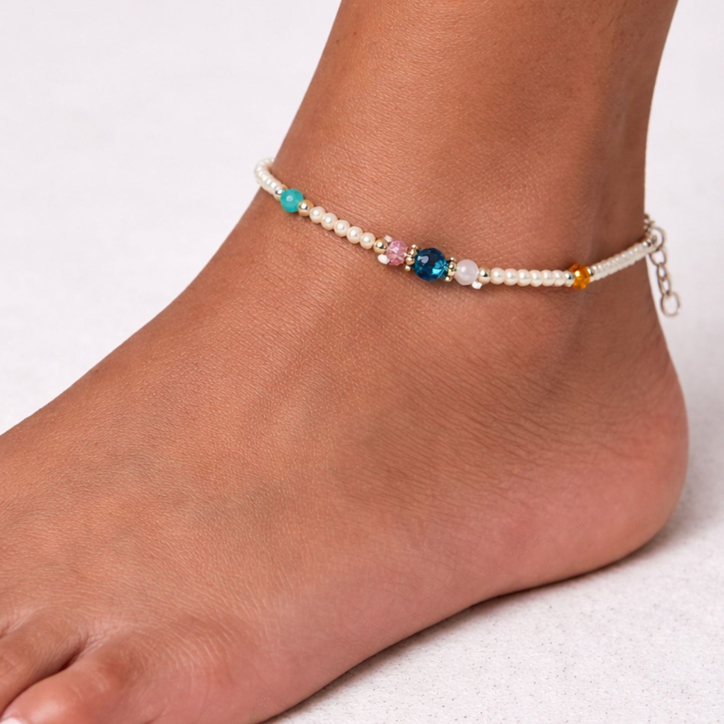 La Chaine de cheville Sérénité de l'Himalaya Howlite Blanche & Gemmes Facettées